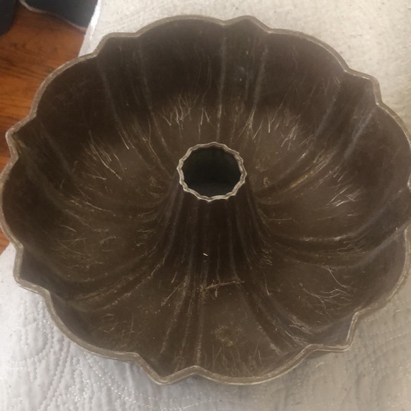 2 VINTAGE ALUMINUM BUNDT CAKE PANS - Picture 2 of 7
